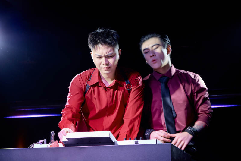 烧烤店后厨的厨师在烤炉上的烤制美食肉串图片