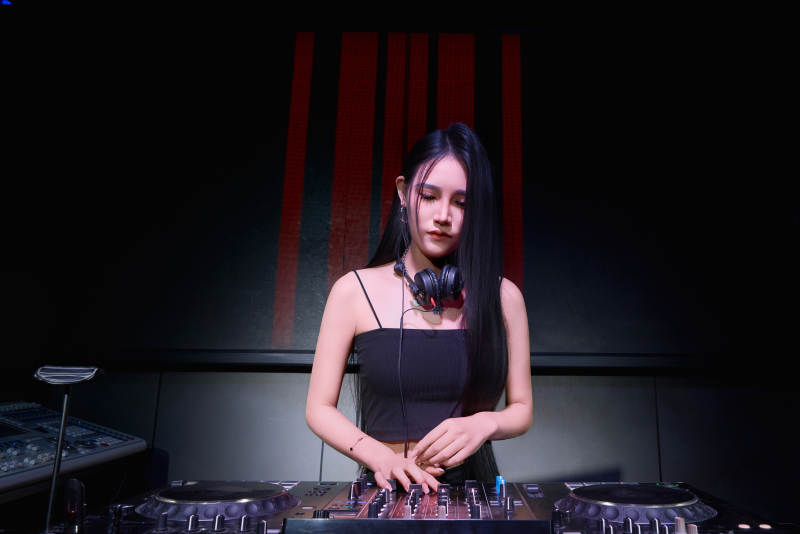穿着性感黑色吊带裙的女DJ在打碟图片