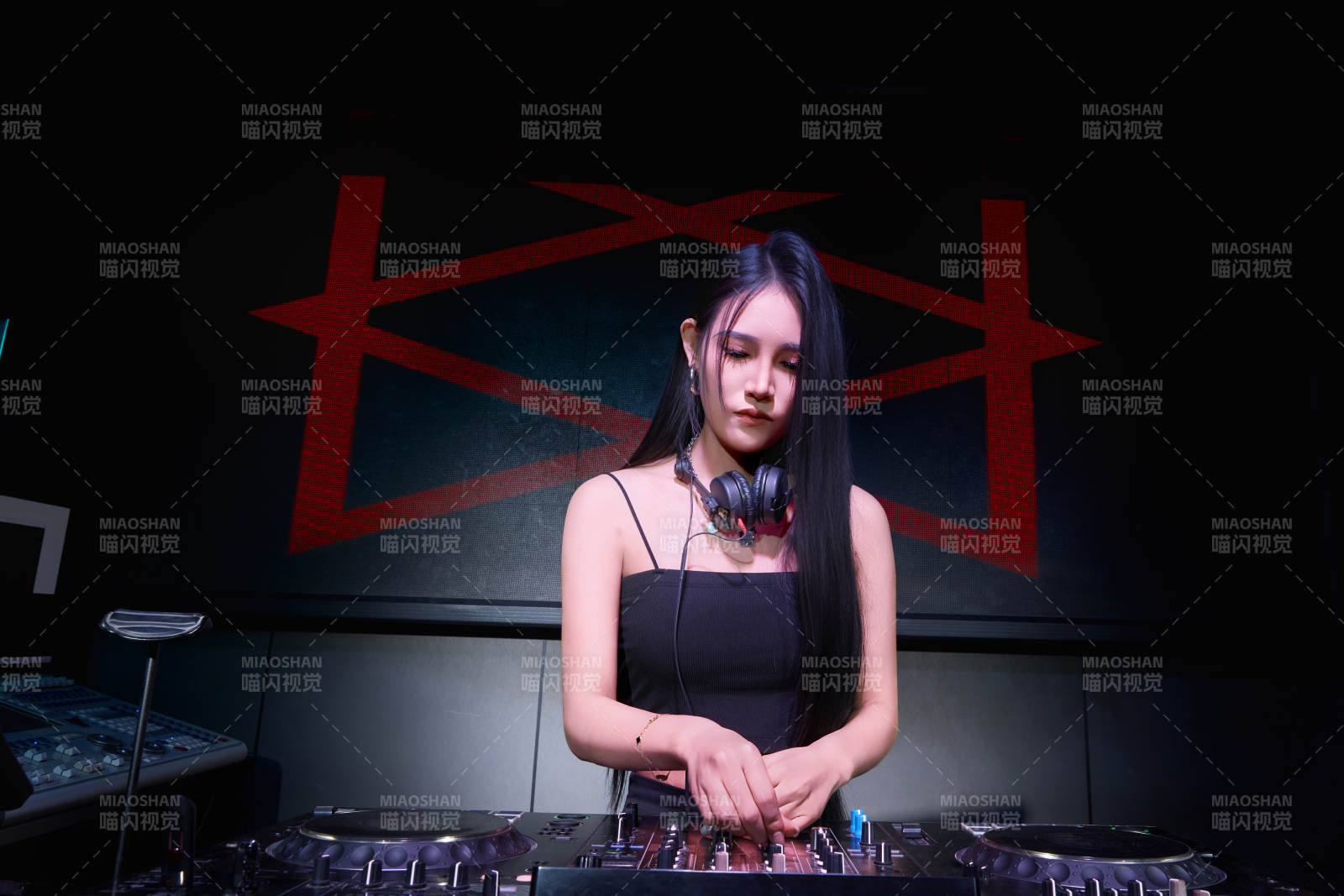 穿着性感黑色吊带裙的女DJ在打碟图片