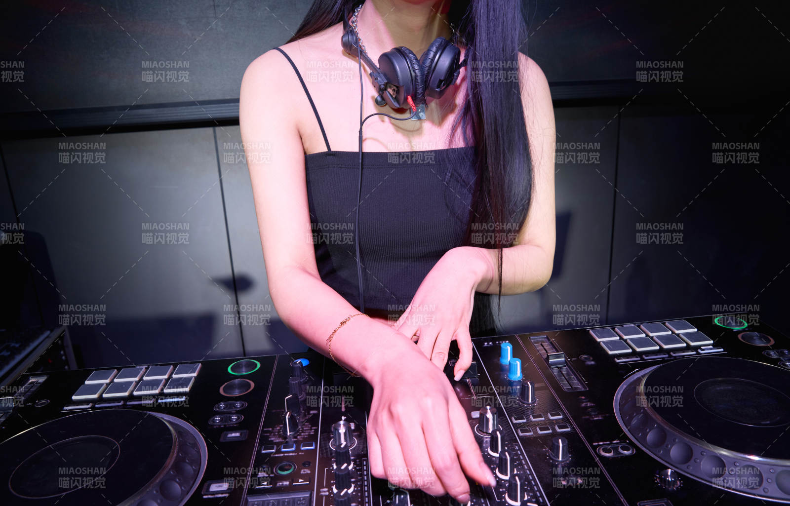 穿着性感黑色吊带裙的女DJ在打碟图片