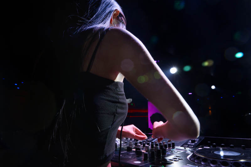 穿着性感黑色吊带裙的女DJ在打碟图片