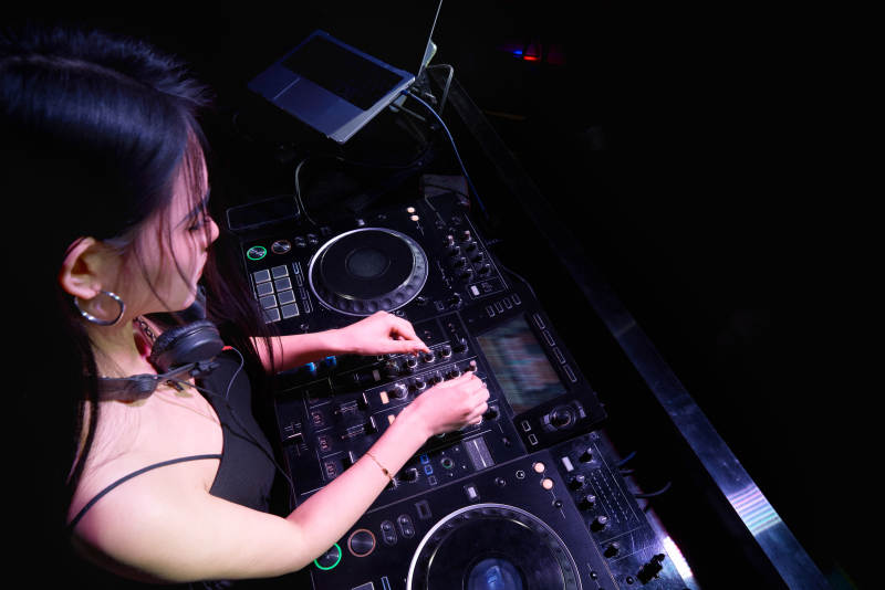 穿着性感黑色吊带裙的女DJ在打碟图片
