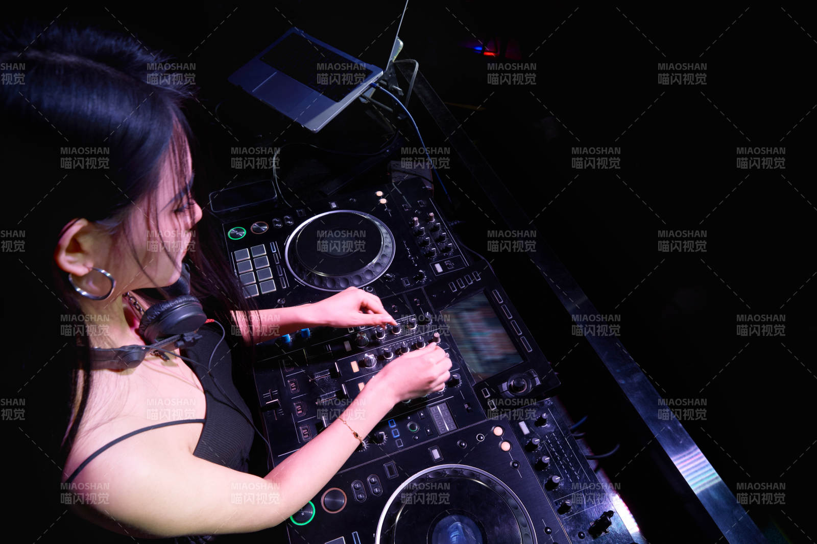 穿着性感黑色吊带裙的女DJ在打碟图片