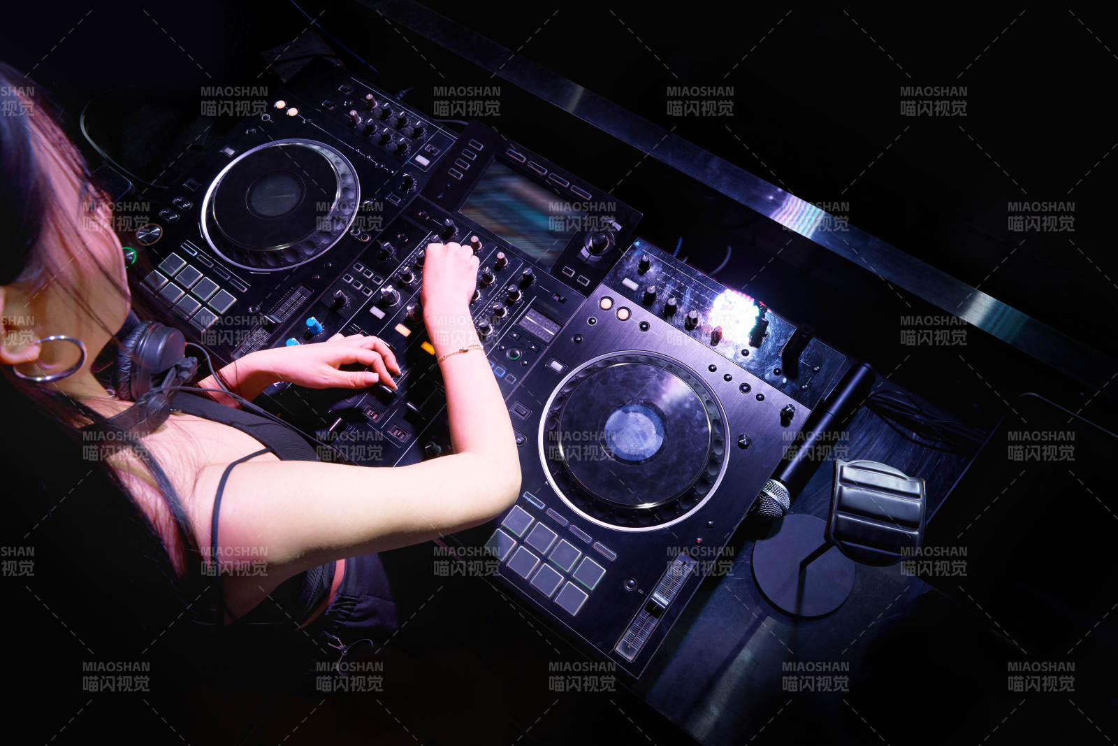 穿着性感黑色吊带裙的女DJ在打碟图片