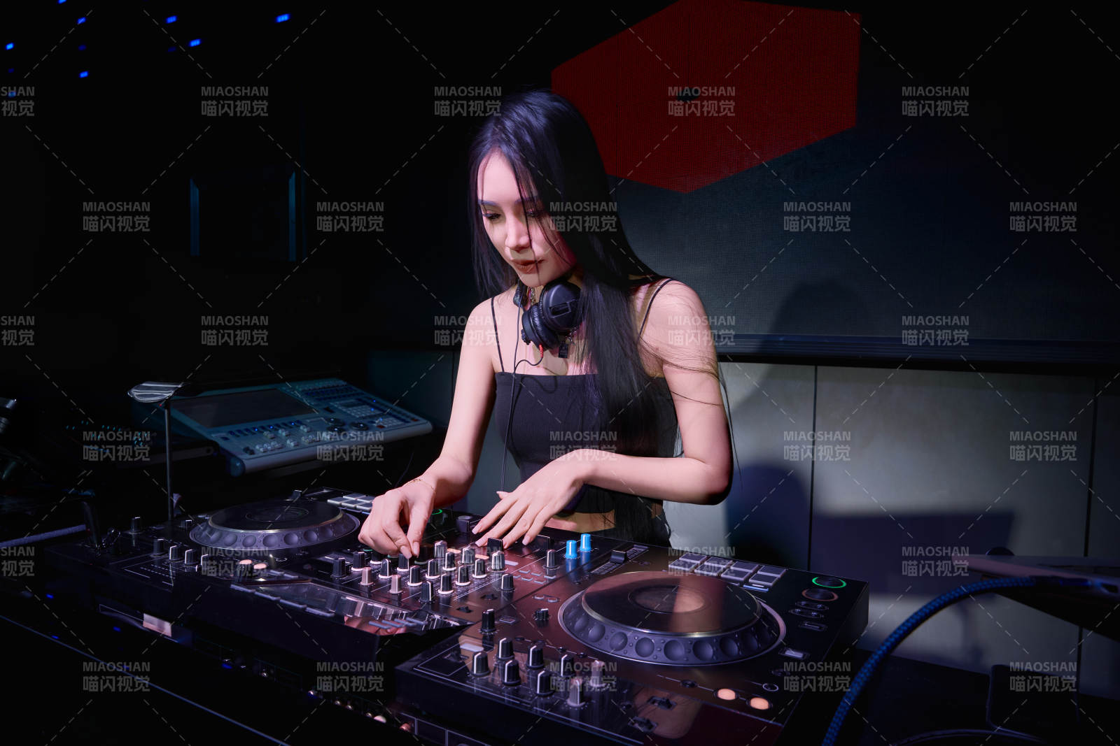 穿着性感黑色吊带裙的女DJ在打碟图片