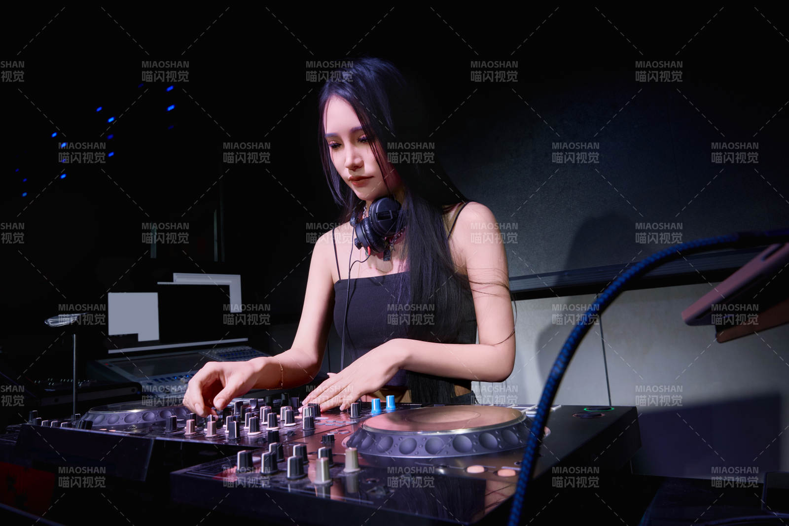穿着性感黑色吊带裙的女DJ在打碟图片