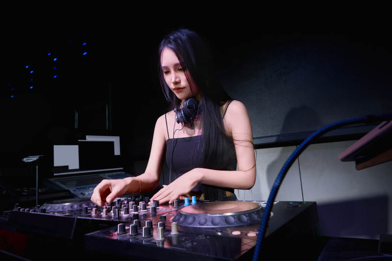 穿着性感黑色吊带裙的女DJ在打碟图片