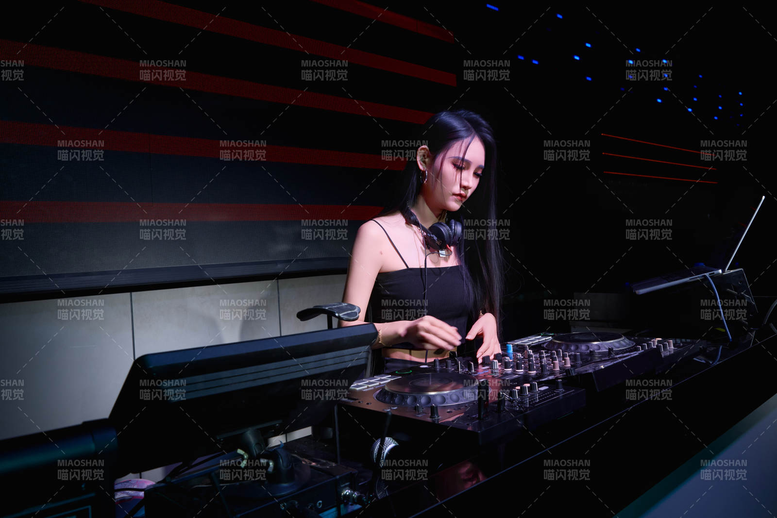 穿着性感黑色吊带裙的女DJ在打碟图片