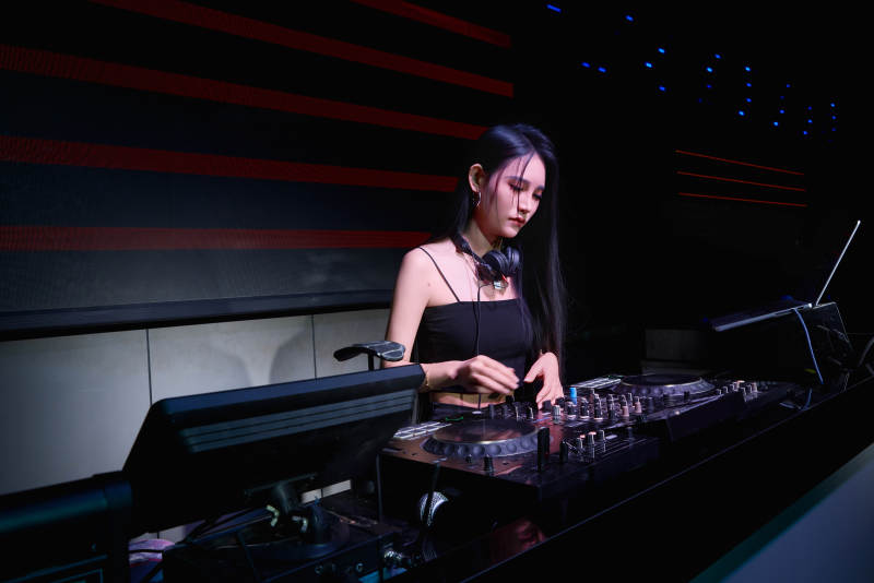穿着性感黑色吊带裙的女DJ在打碟图片