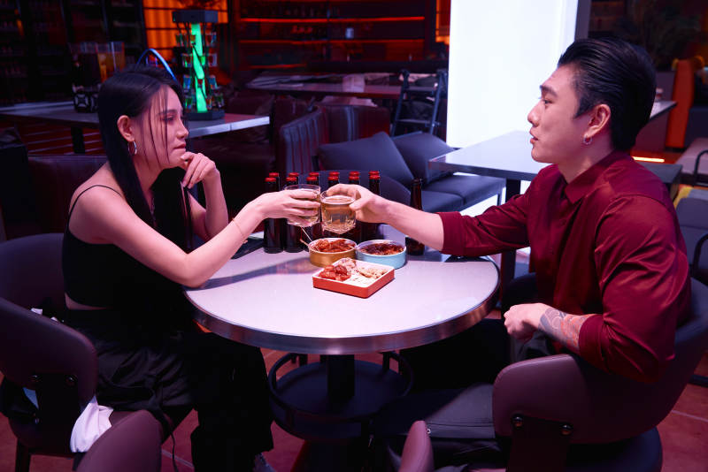 快乐的年轻情侣在酒吧喝酒聊天图片