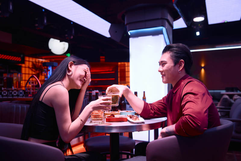 快乐的年轻情侣在酒吧喝酒聊天图片