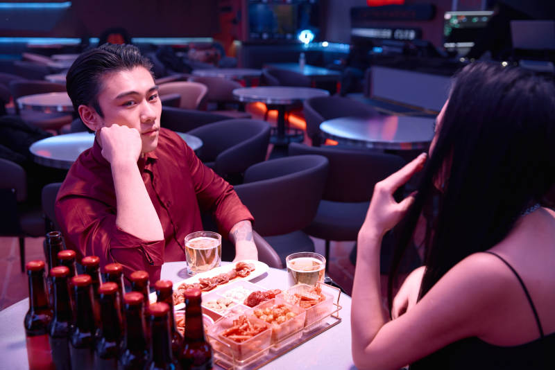 快乐的年轻情侣在酒吧喝酒聊天图片