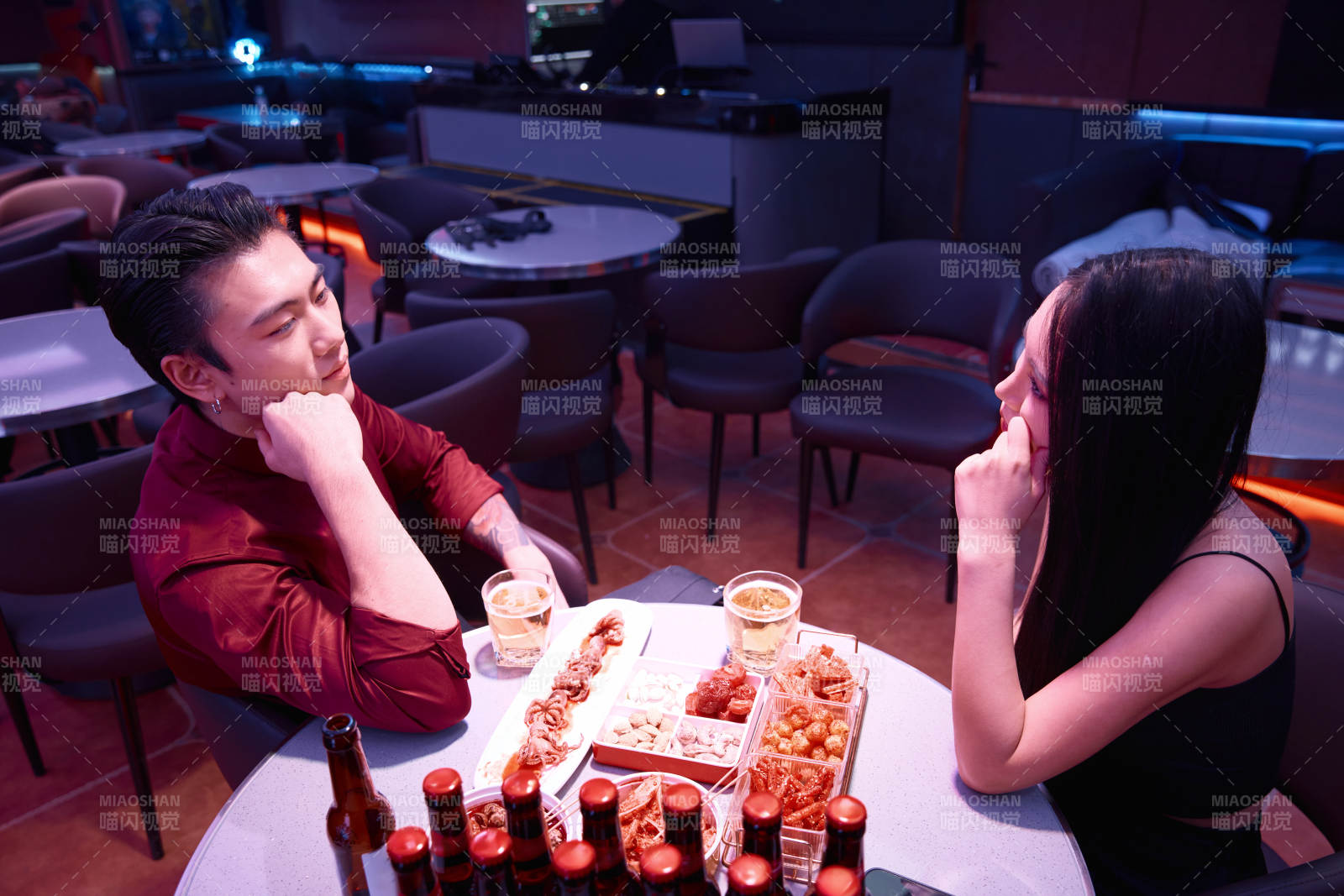 快乐的年轻情侣在酒吧喝酒聊天图片