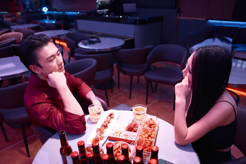 快乐的年轻情侣在酒吧喝酒聊天图片