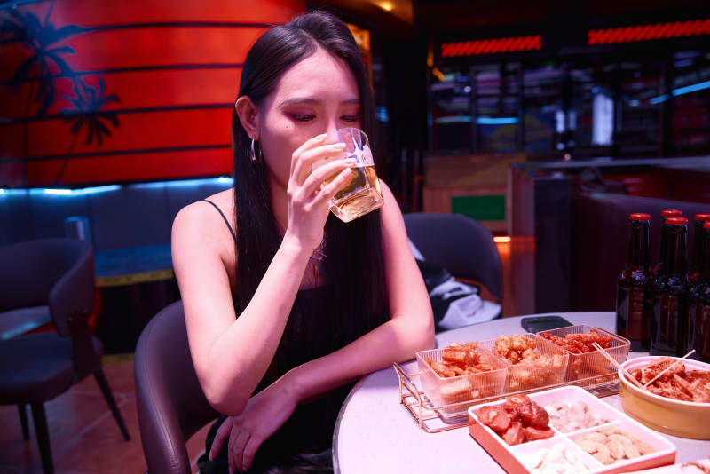 快乐的年轻情侣在酒吧喝酒聊天图片