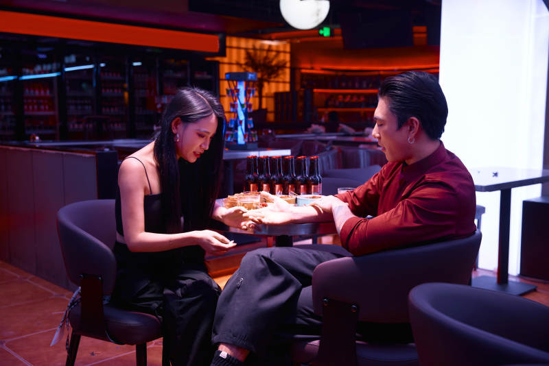 快乐的年轻情侣在酒吧喝酒聊天图片