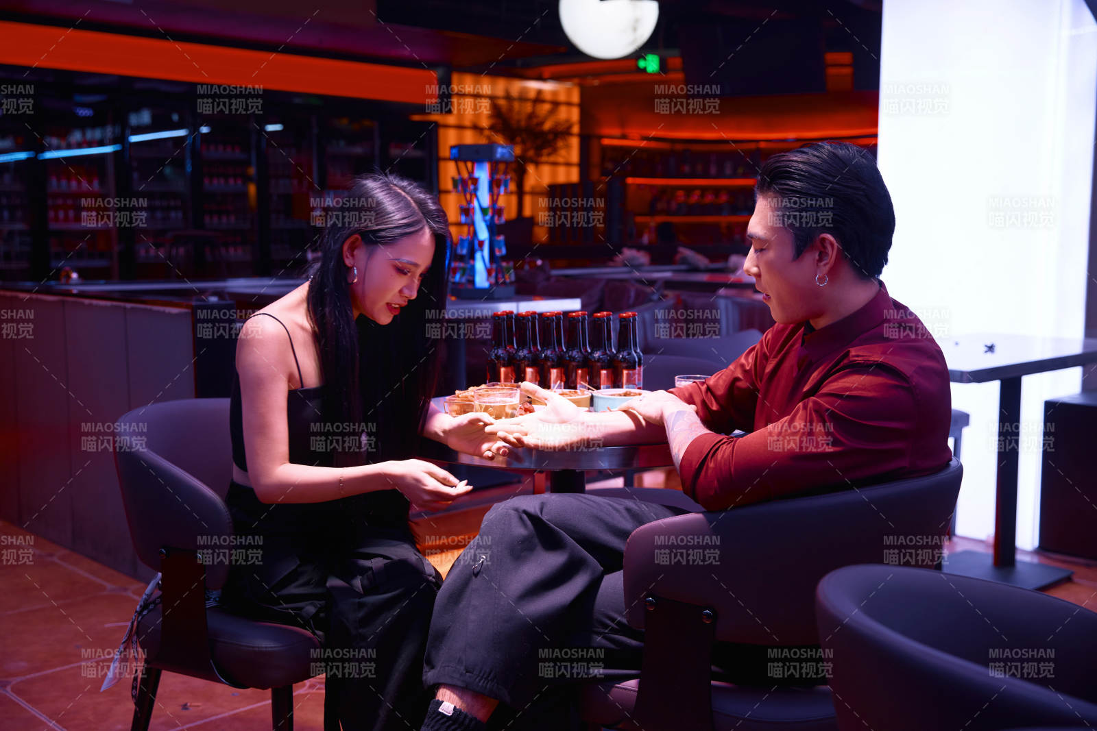 快乐的年轻情侣在酒吧喝酒聊天图片