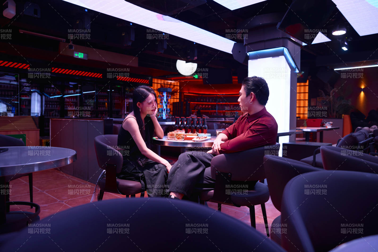 快乐的年轻情侣在酒吧喝酒聊天图片