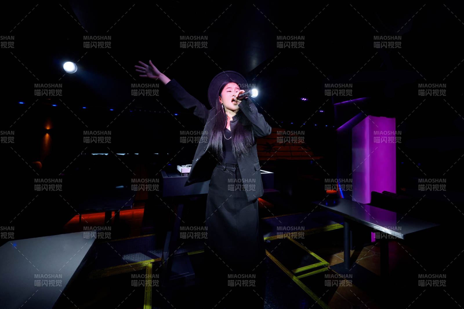 人与食物紧张忙碌的中餐厨房炒制辣子鸡丁图片