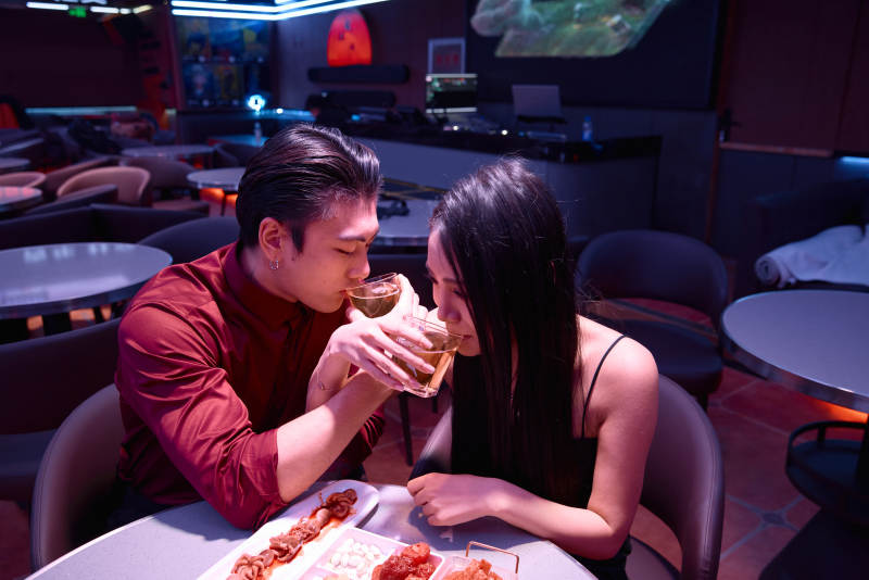 快乐的年轻情侣在酒吧喝酒聊天图片