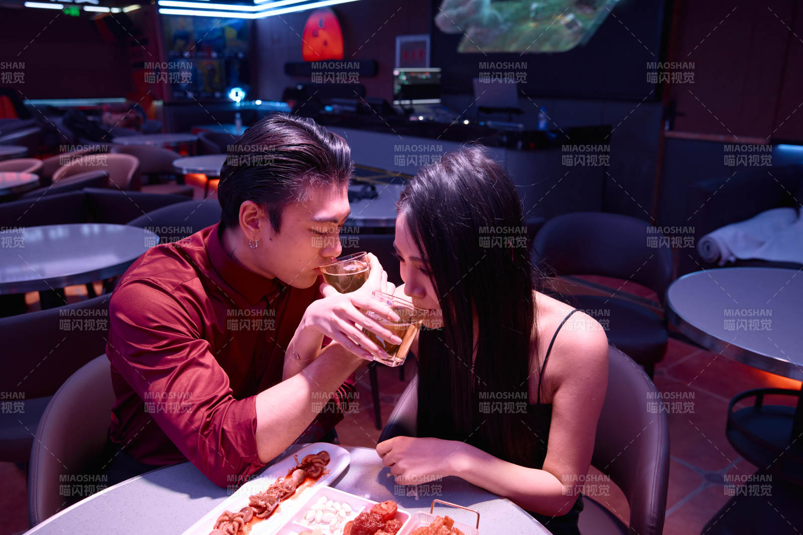 快乐的年轻情侣在酒吧喝酒聊天图片