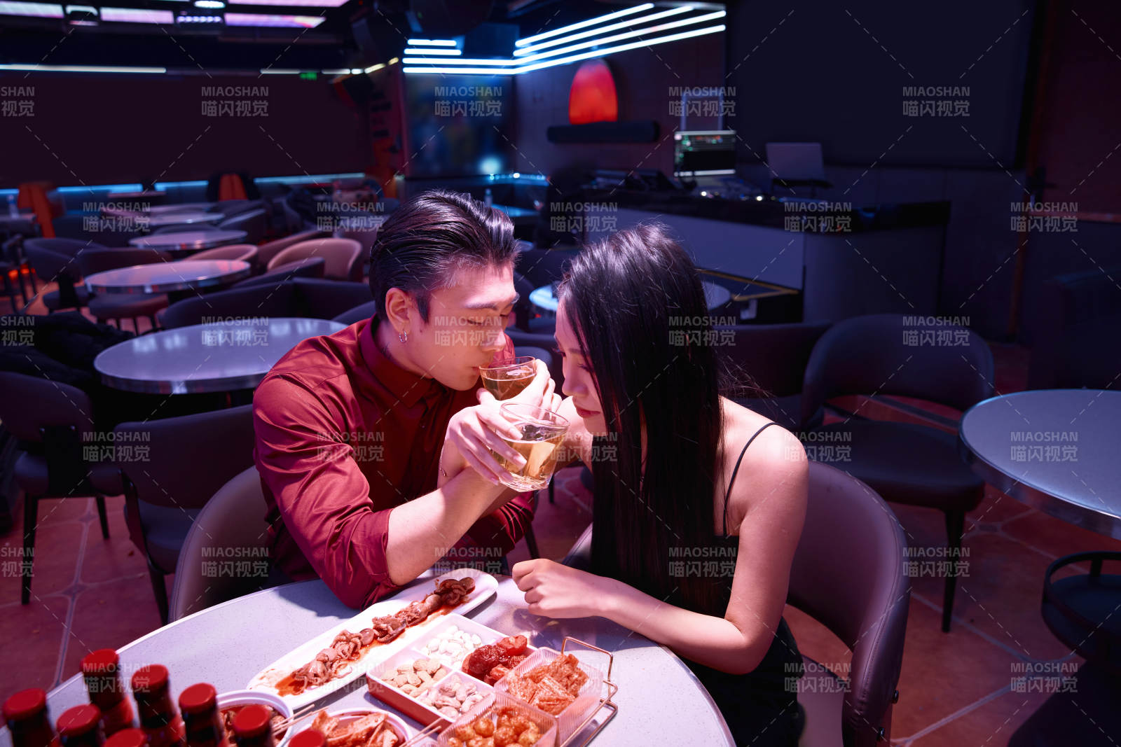 快乐的年轻情侣在酒吧喝酒聊天图片