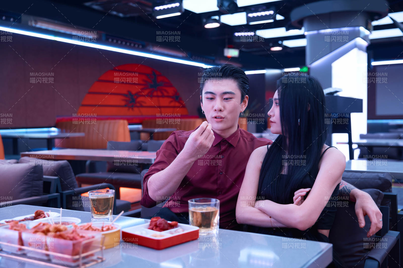 快乐的年轻情侣在酒吧喝酒聊天图片