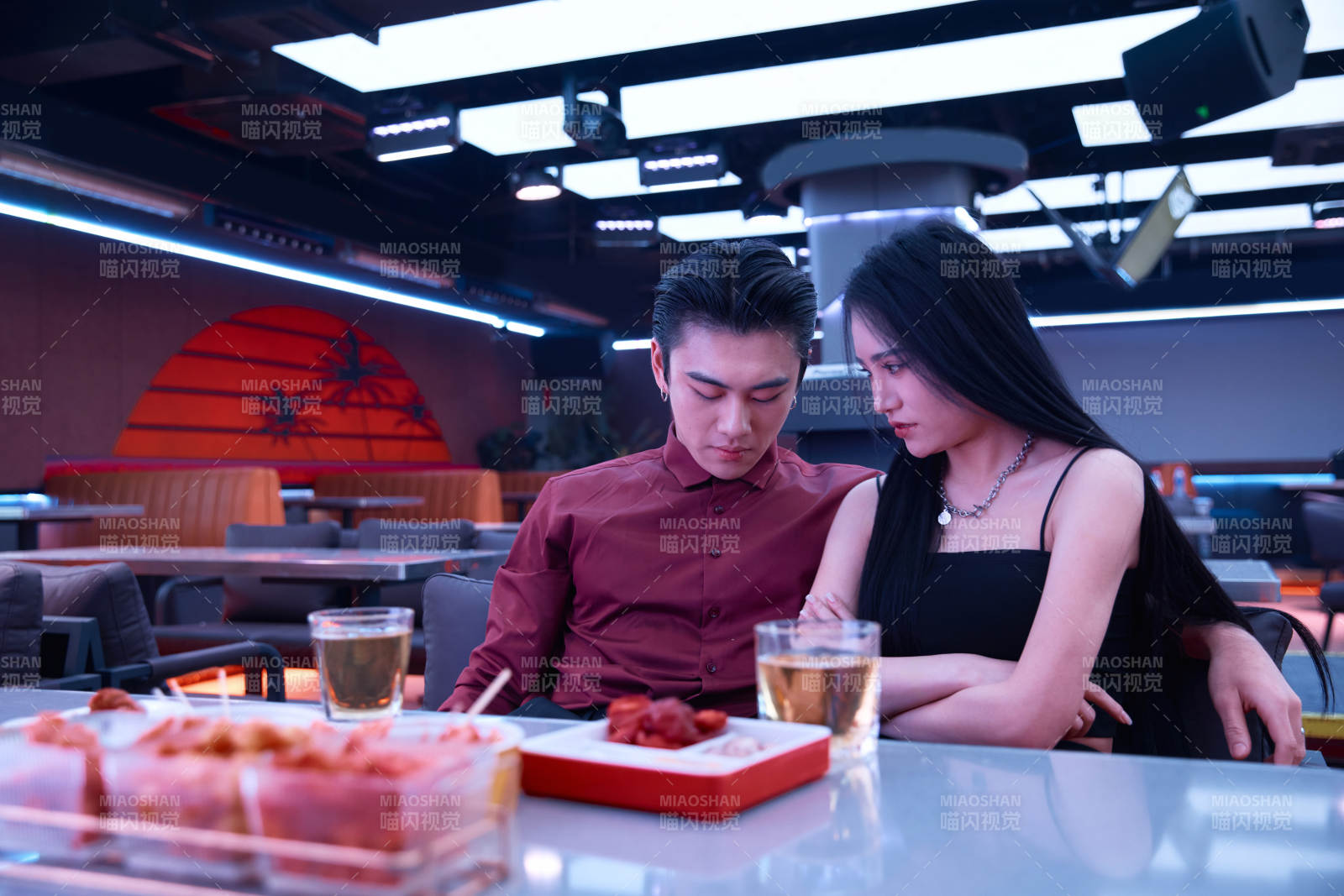 快乐的年轻情侣在酒吧喝酒聊天图片