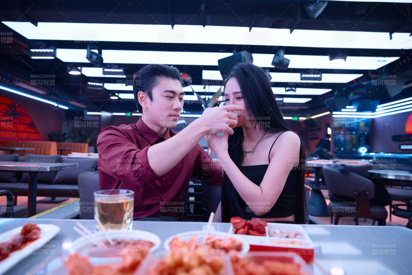 快乐的年轻情侣在酒吧喝酒聊天图片