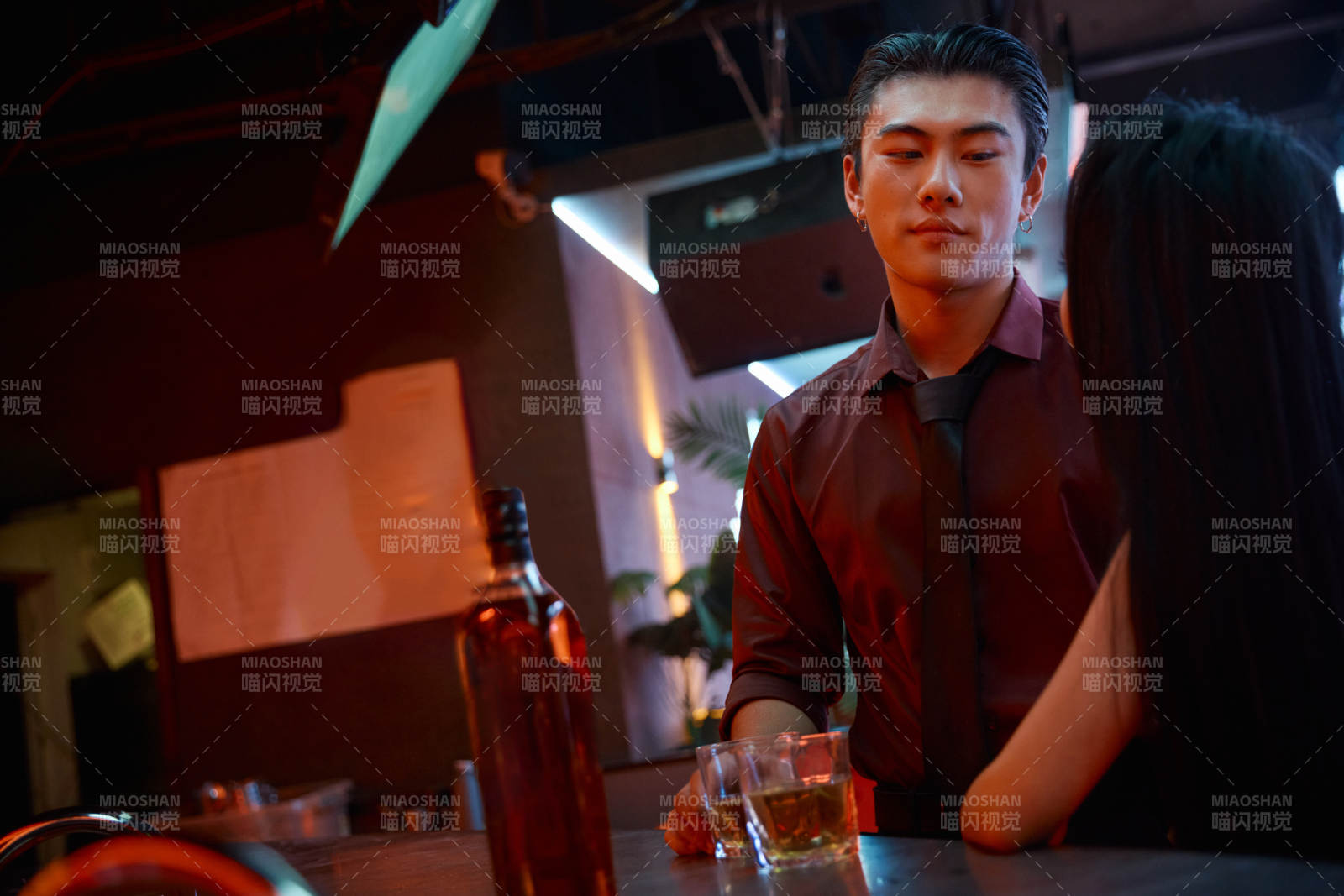 快乐的年轻情侣在酒吧喝酒聊天图片