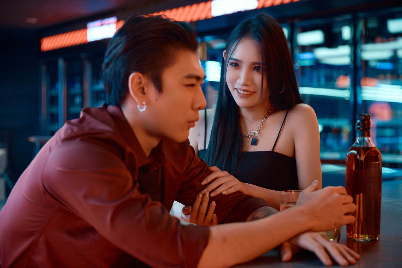 快乐的年轻情侣在酒吧喝酒聊天图片
