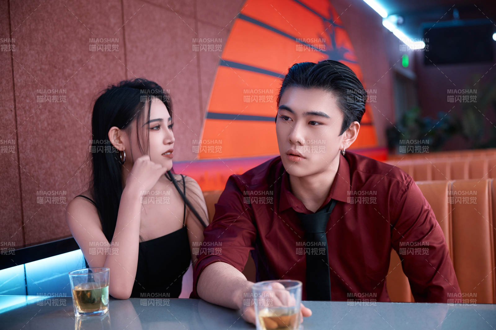 快乐的年轻情侣在酒吧喝酒聊天图片