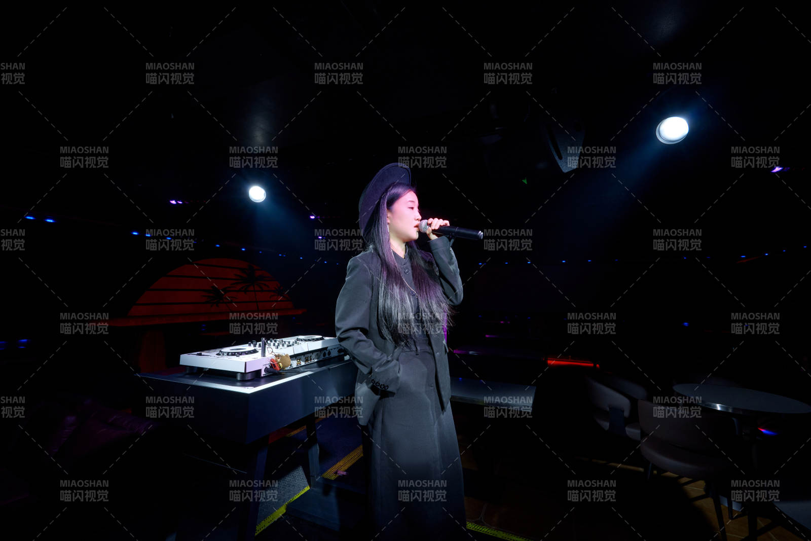 酒吧夜店进行才艺表演的女性歌手图片