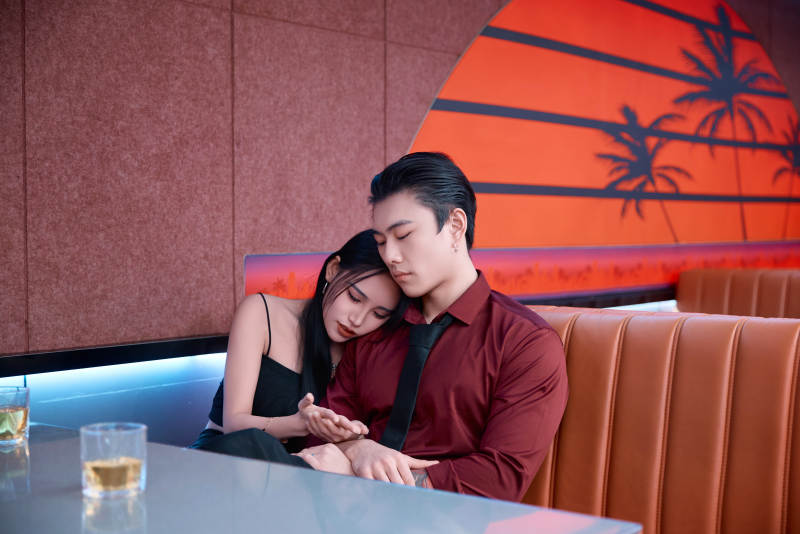 快乐的年轻情侣在酒吧喝酒聊天图片