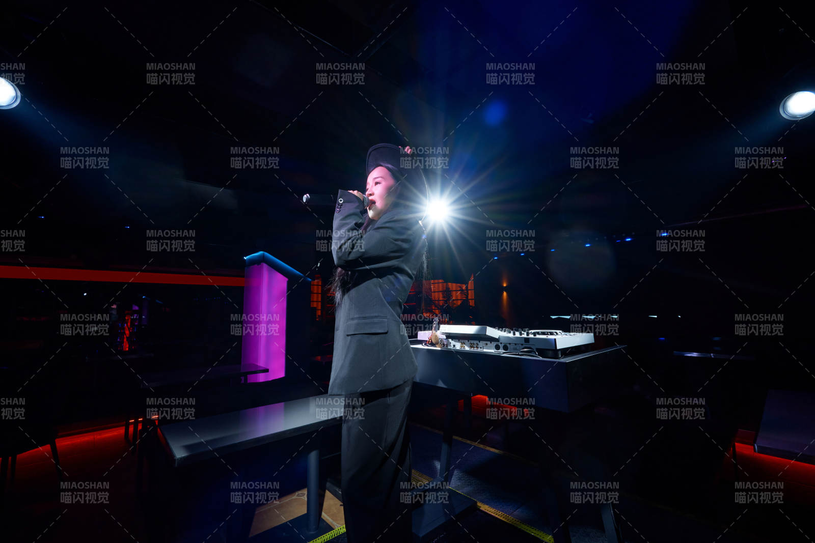 酒吧夜店进行才艺表演的女性歌手图片