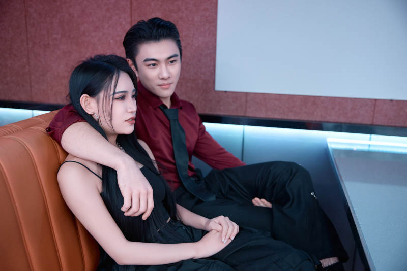 快乐的年轻情侣在酒吧喝酒聊天图片