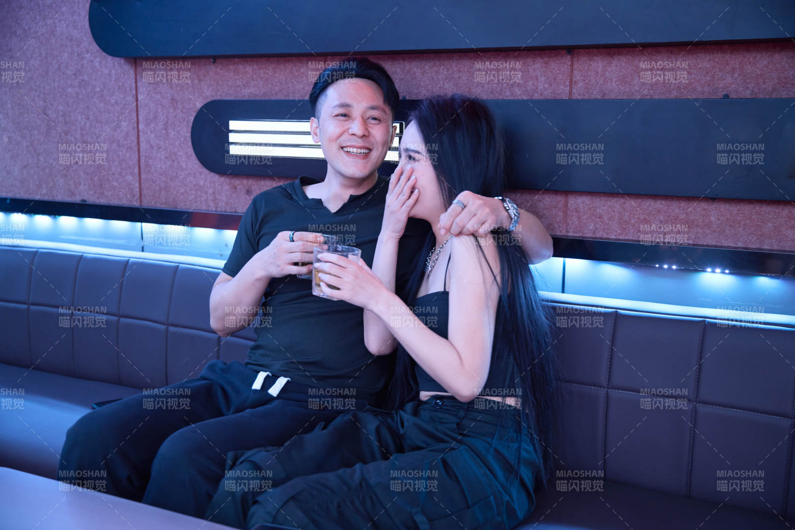 快乐的年轻情侣在酒吧喝酒聊天图片