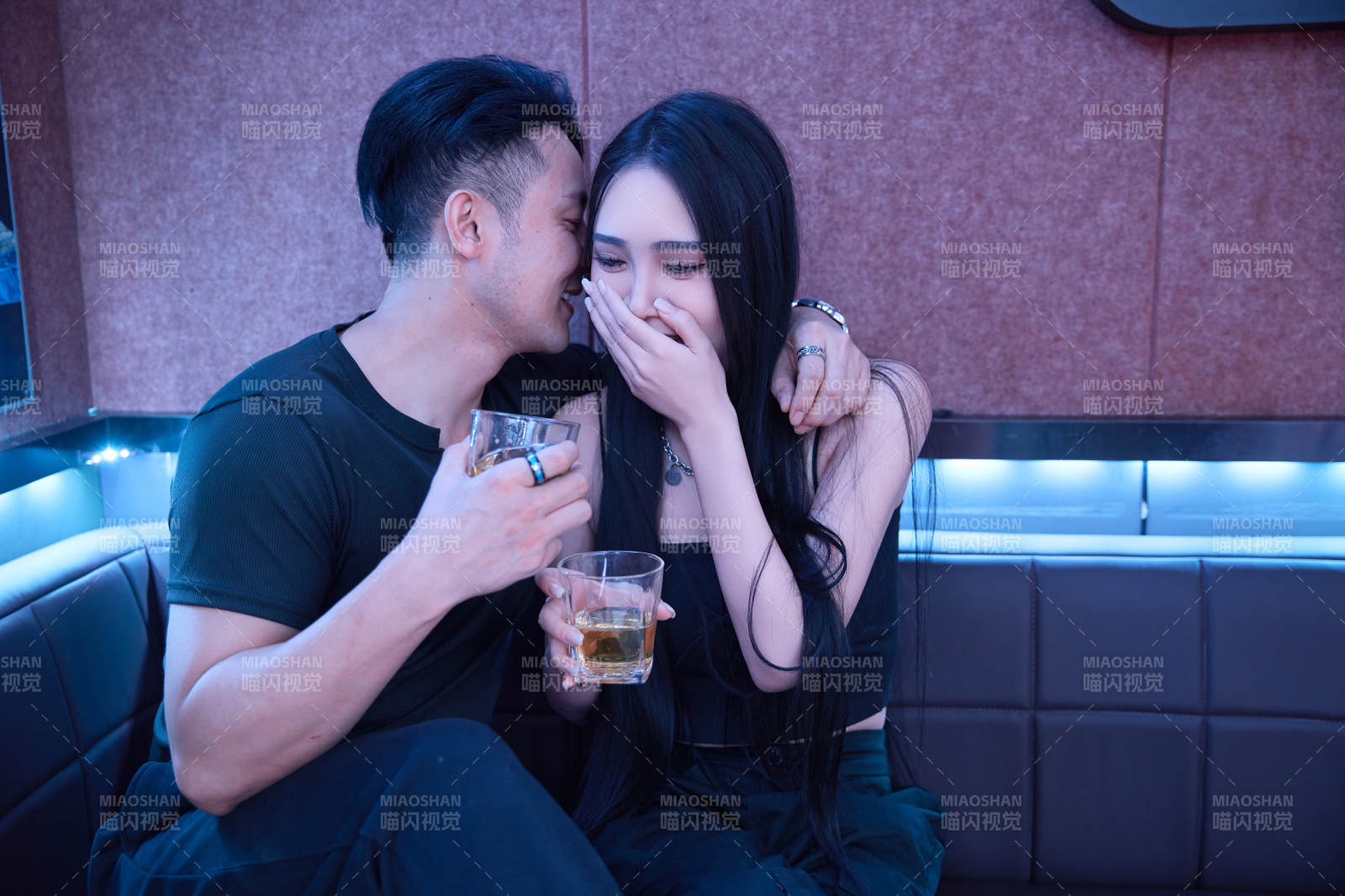 快乐的年轻情侣在酒吧喝酒聊天图片