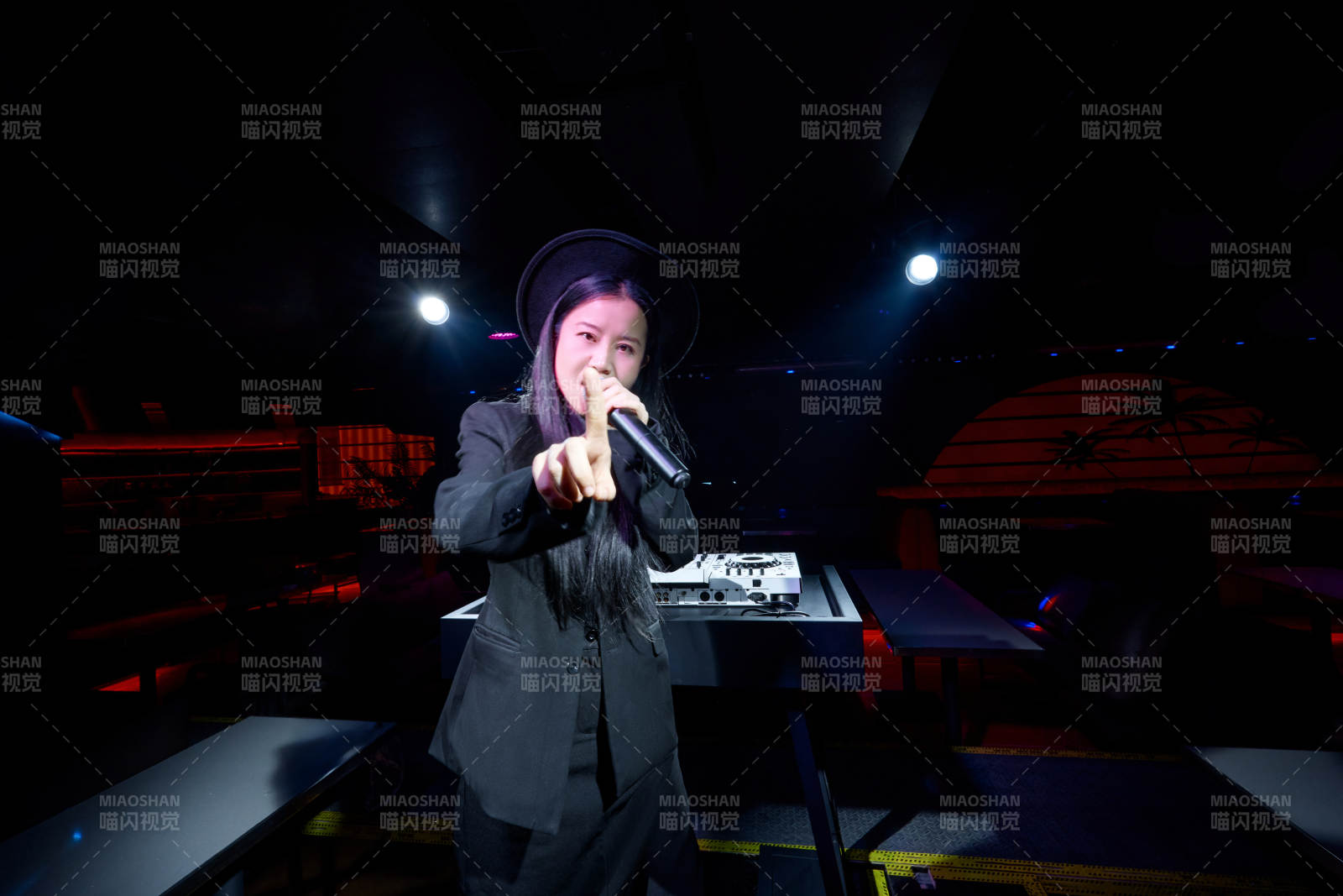 酒吧夜店进行才艺表演的女性歌手图片