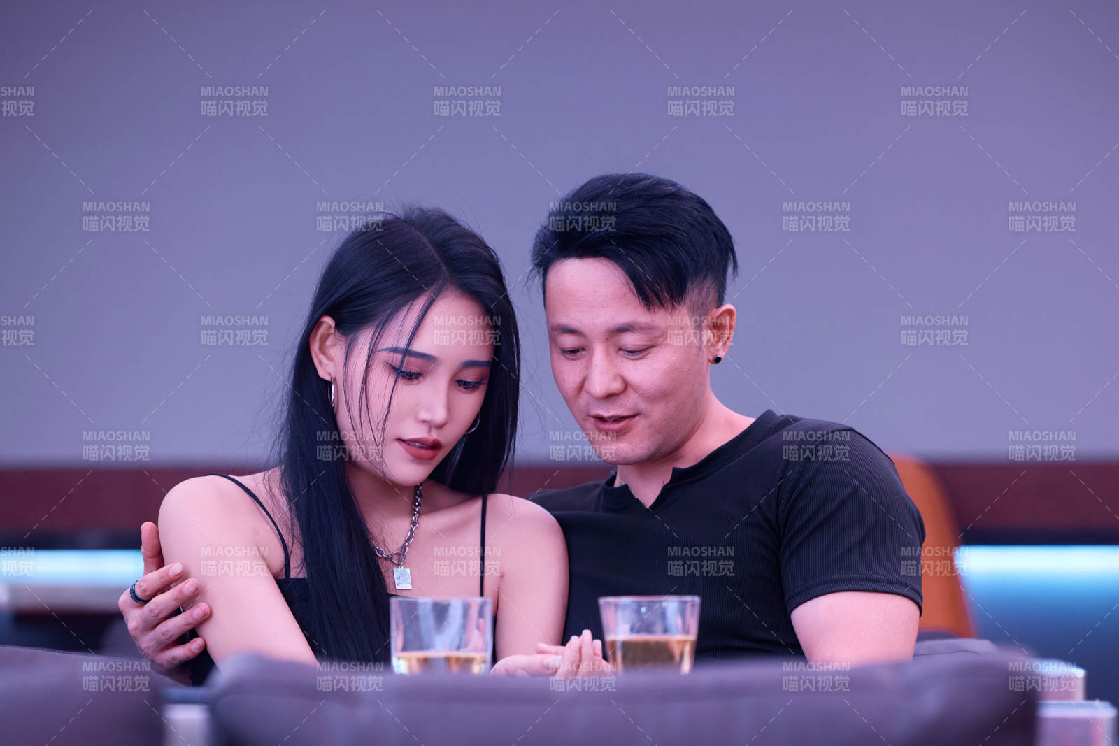 快乐的年轻情侣在酒吧喝酒聊天图片