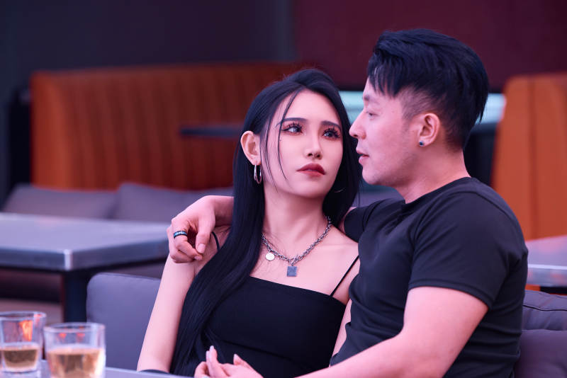 快乐的年轻情侣在酒吧喝酒聊天图片