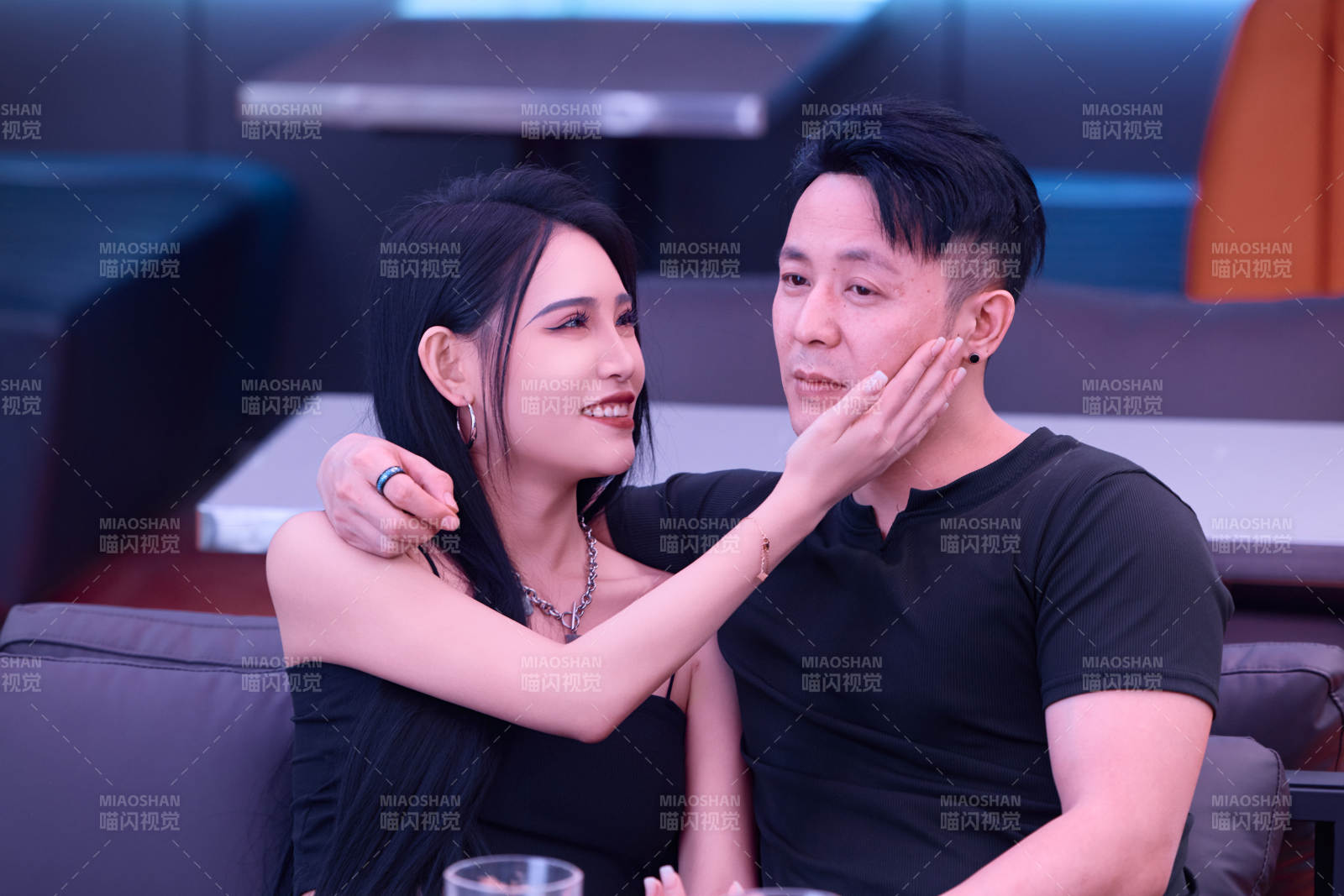 快乐的年轻情侣在酒吧喝酒聊天图片