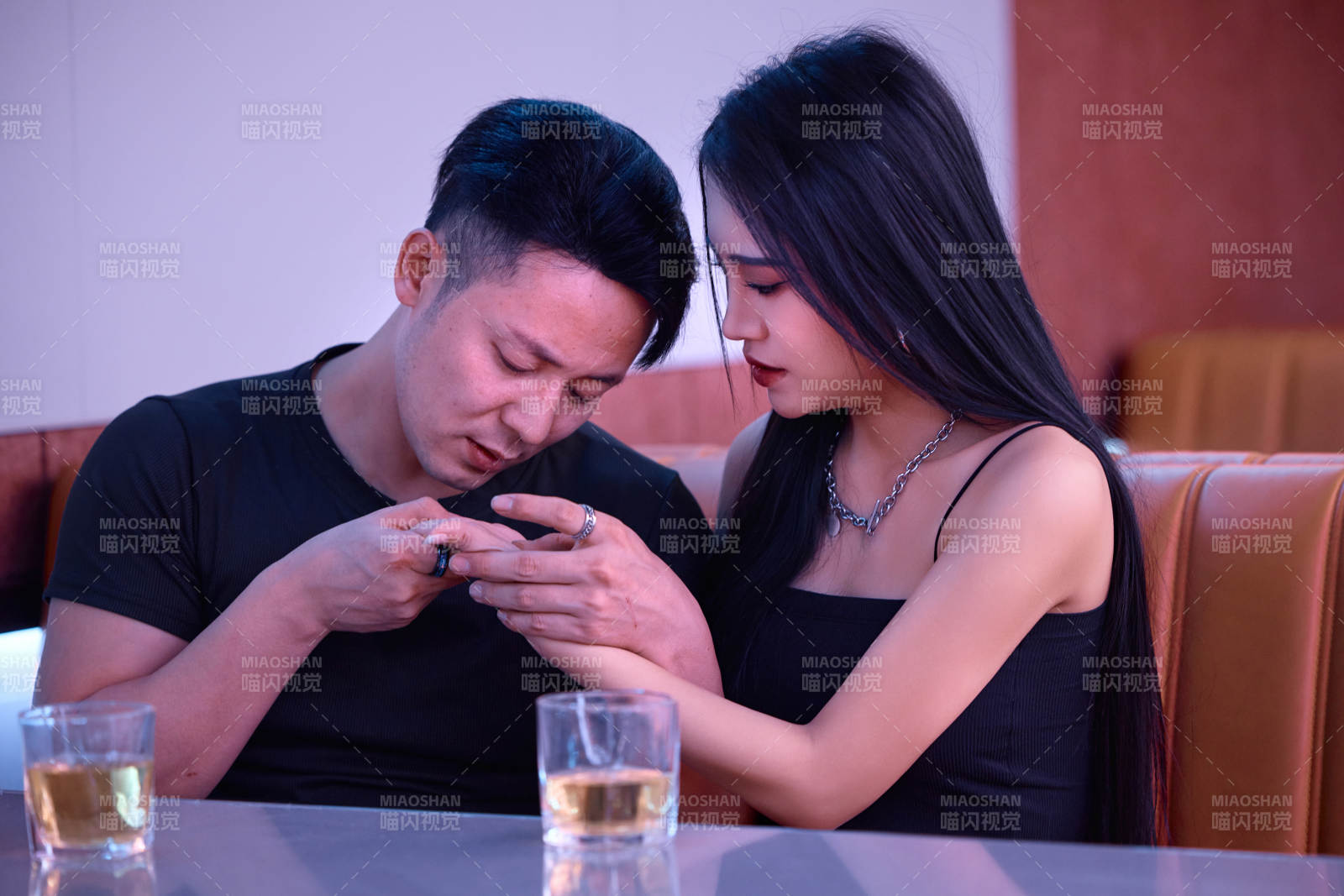 快乐的年轻情侣在酒吧喝酒聊天图片