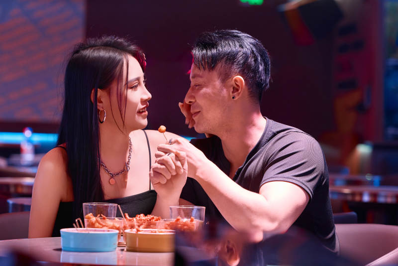 快乐的年轻情侣在酒吧喝酒聊天图片