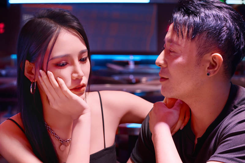 快乐的年轻情侣在酒吧喝酒聊天图片