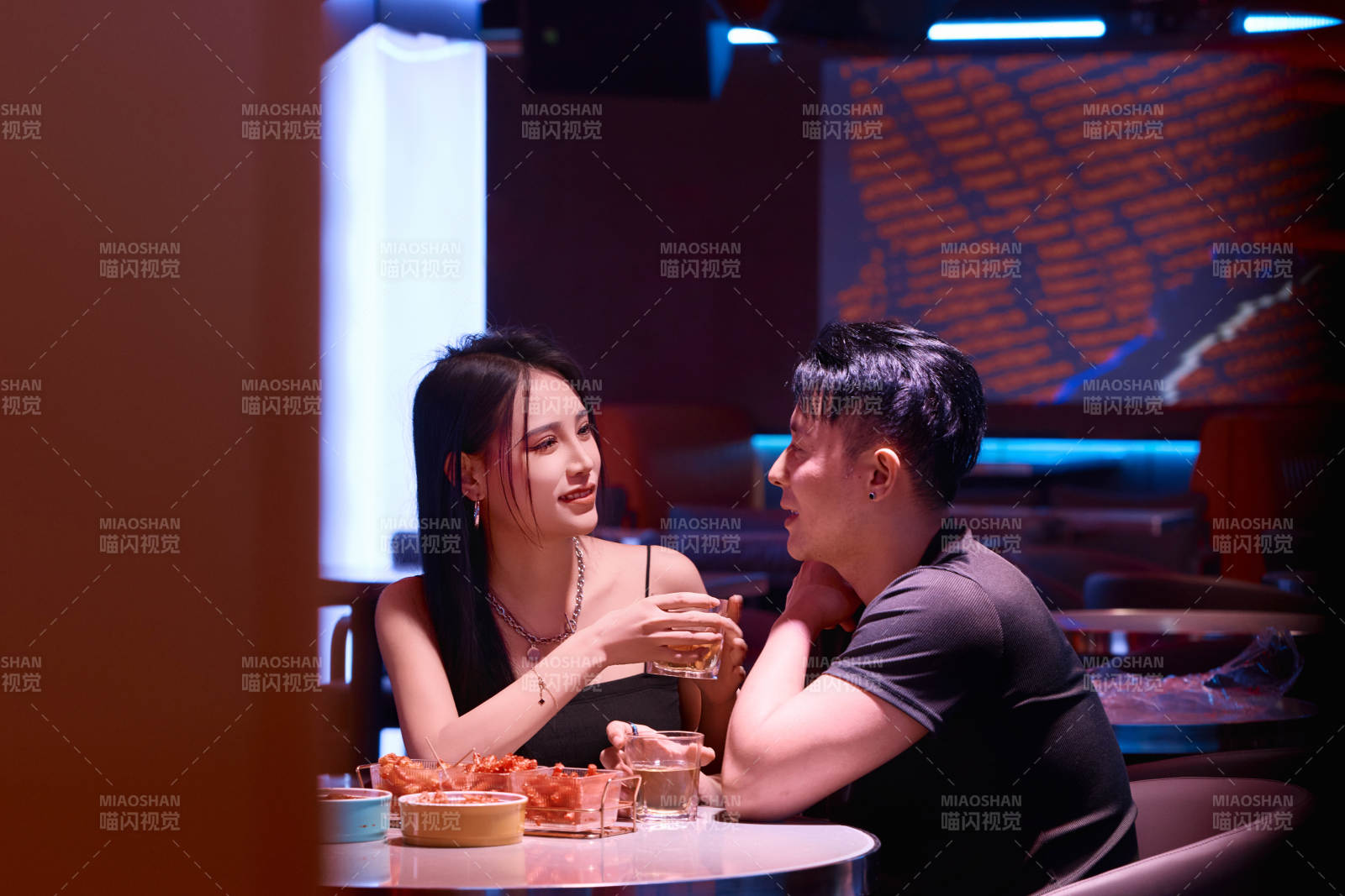 快乐的年轻情侣在酒吧喝酒聊天图片