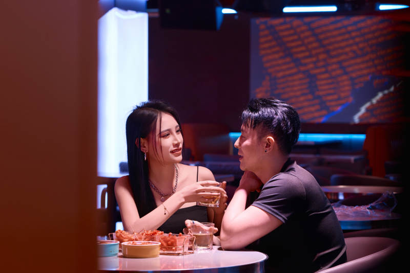 快乐的年轻情侣在酒吧喝酒聊天图片