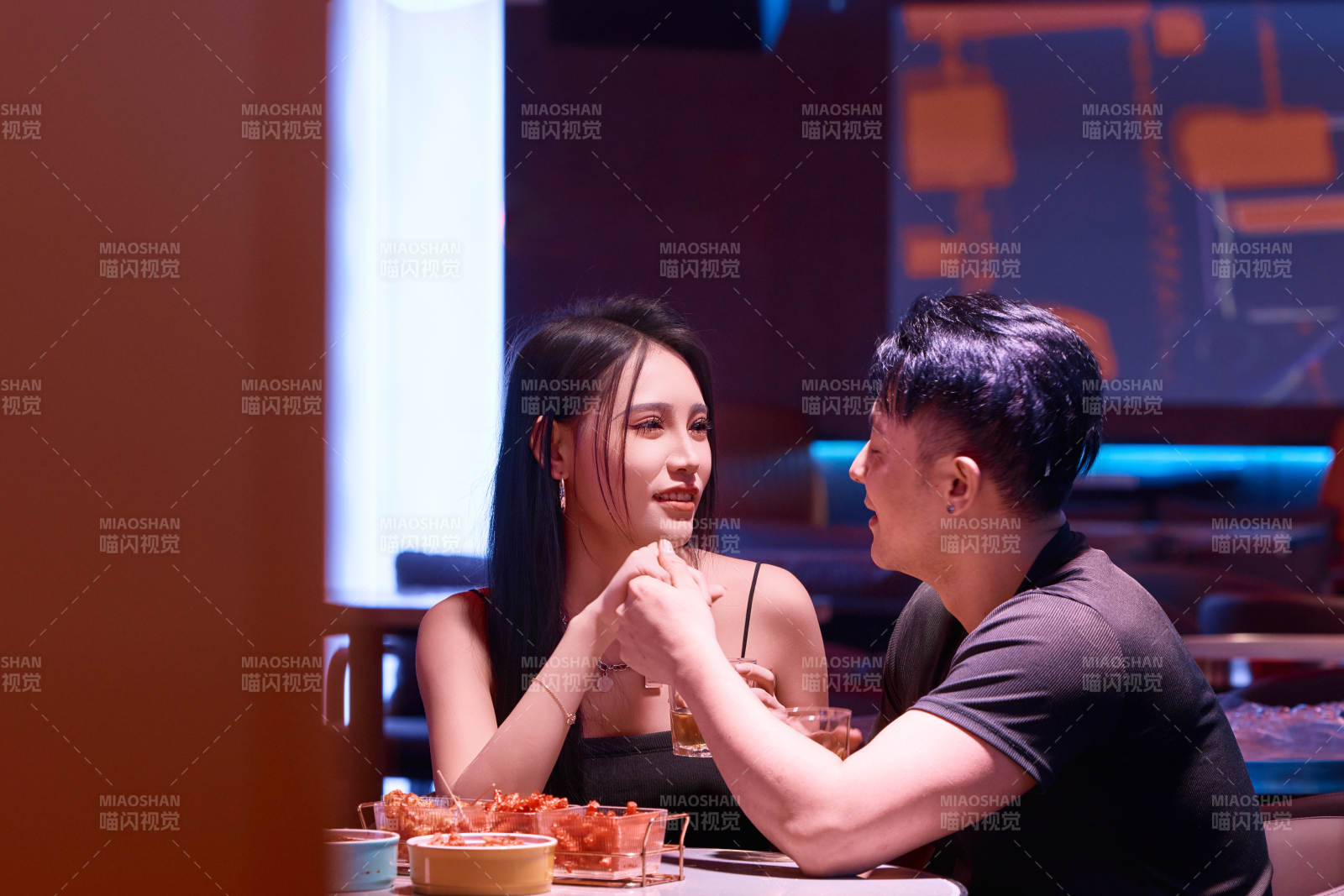 快乐的年轻情侣在酒吧喝酒聊天图片