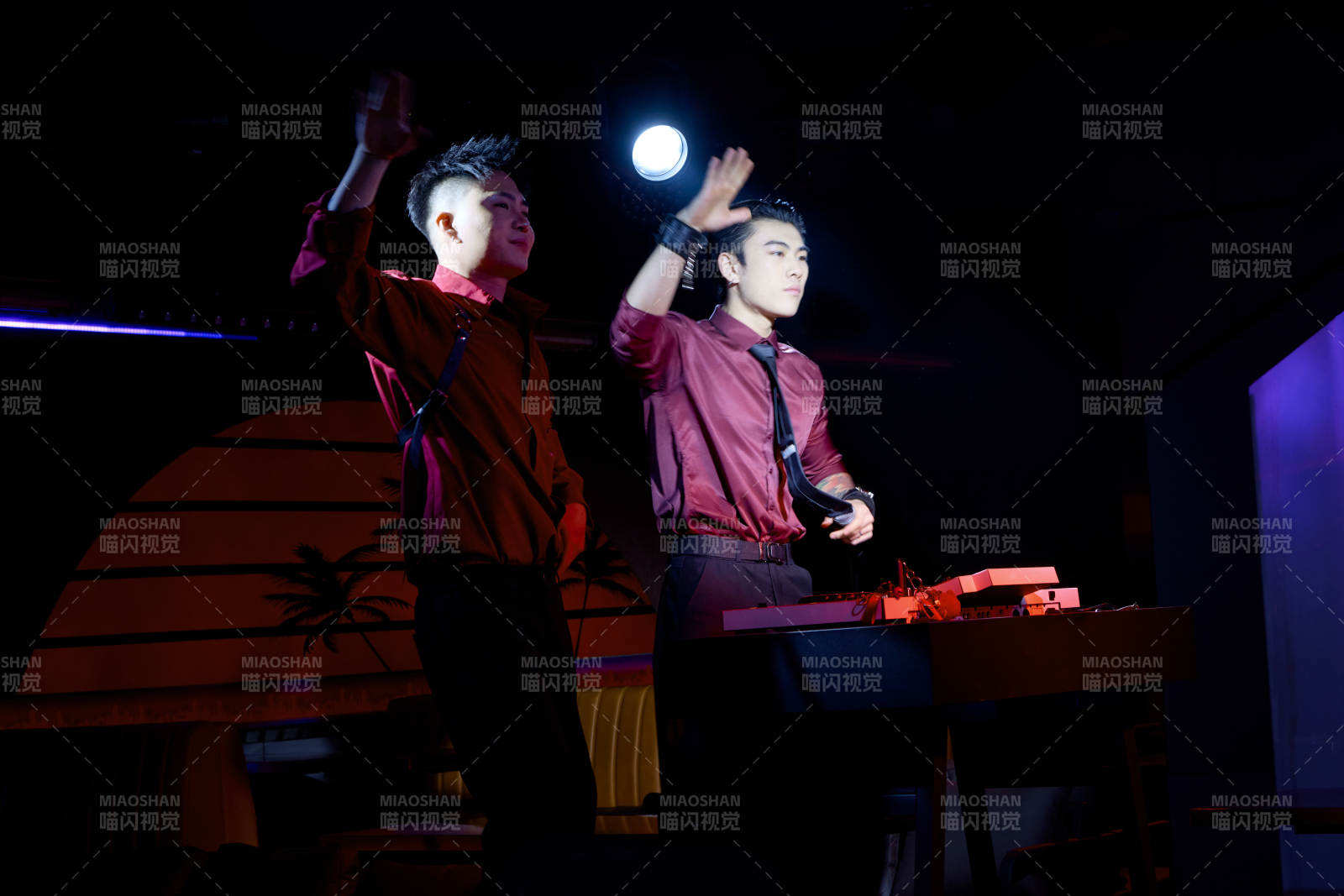 酒吧夜店进行才艺表演的双人DJ组合图片