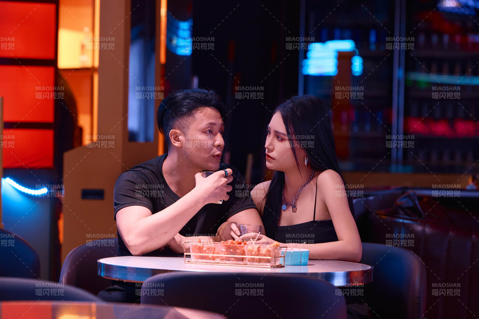 快乐的年轻情侣在酒吧喝酒聊天图片